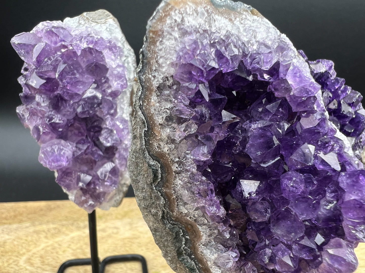 Amethyst Drusenstück auf Metallständer