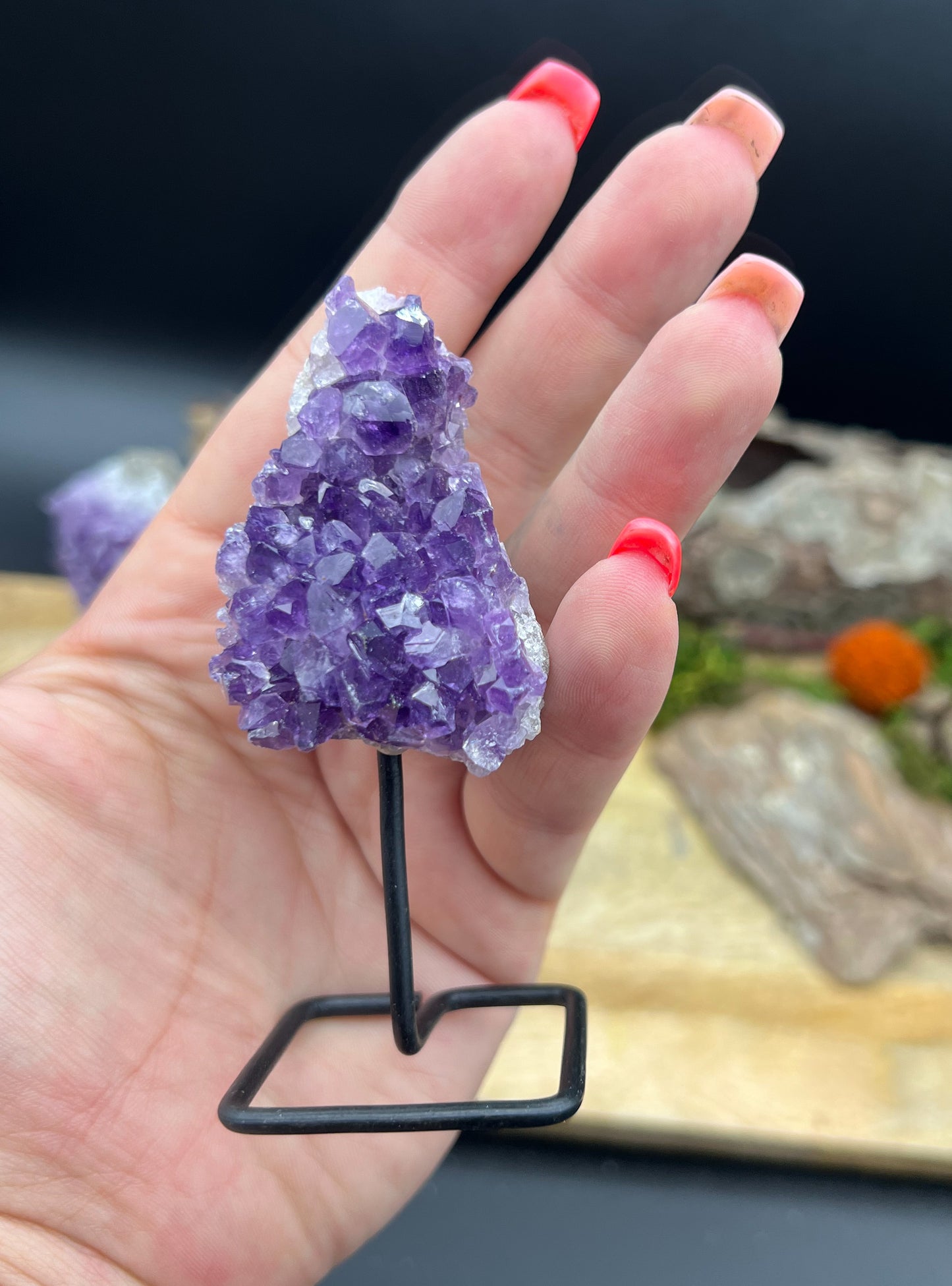 Amethyst Drusenstück auf Metallständer